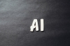 Schriftzug AI auf grauem Hintergrund
